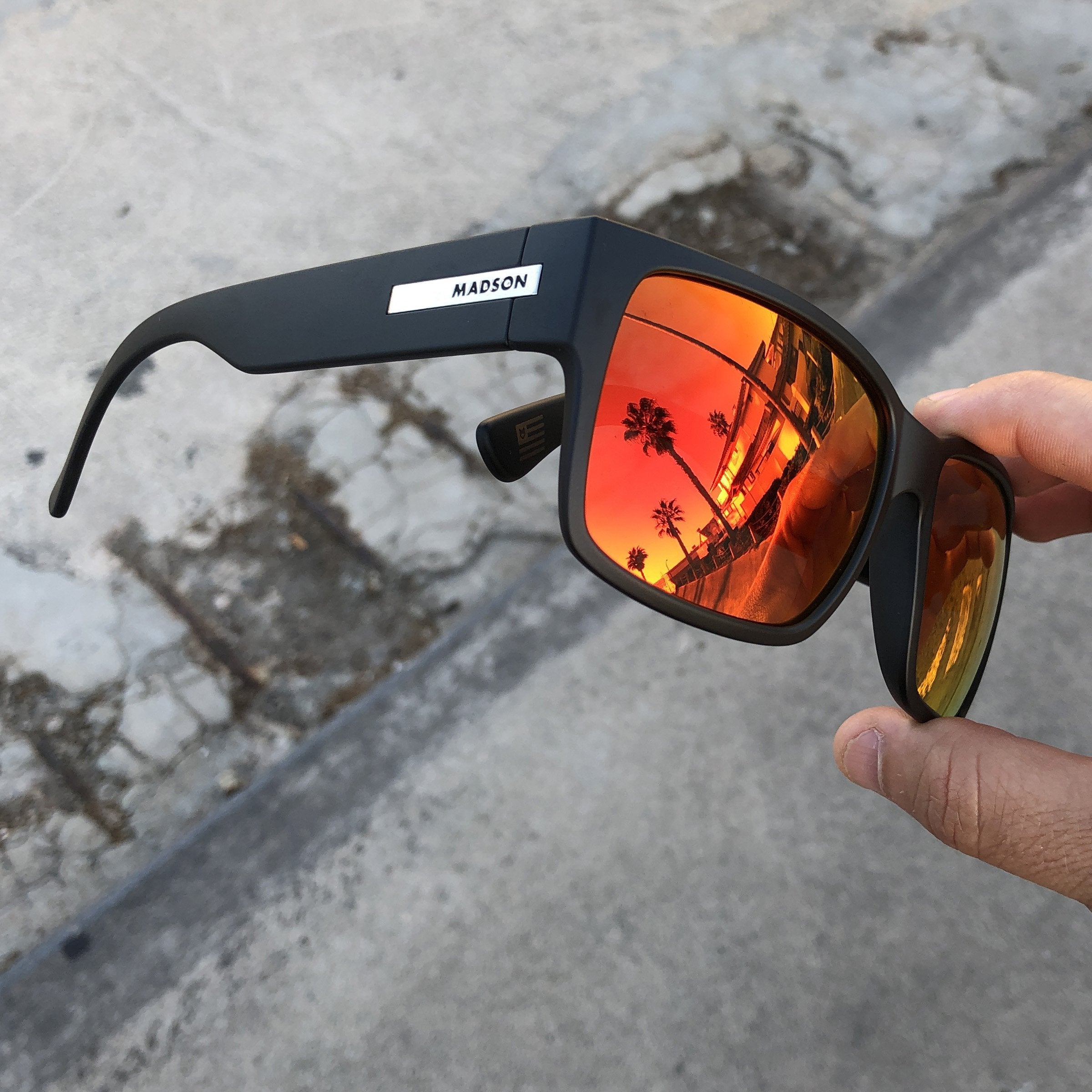 Classico - Black Matte / Red Chrome Polarized